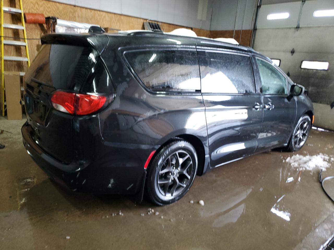 2018 Chrysler Pacifica VIN 2C4RC1BG4JR194070 Copart auction photo, front end / minor dent/scratches damage thumbnail 3