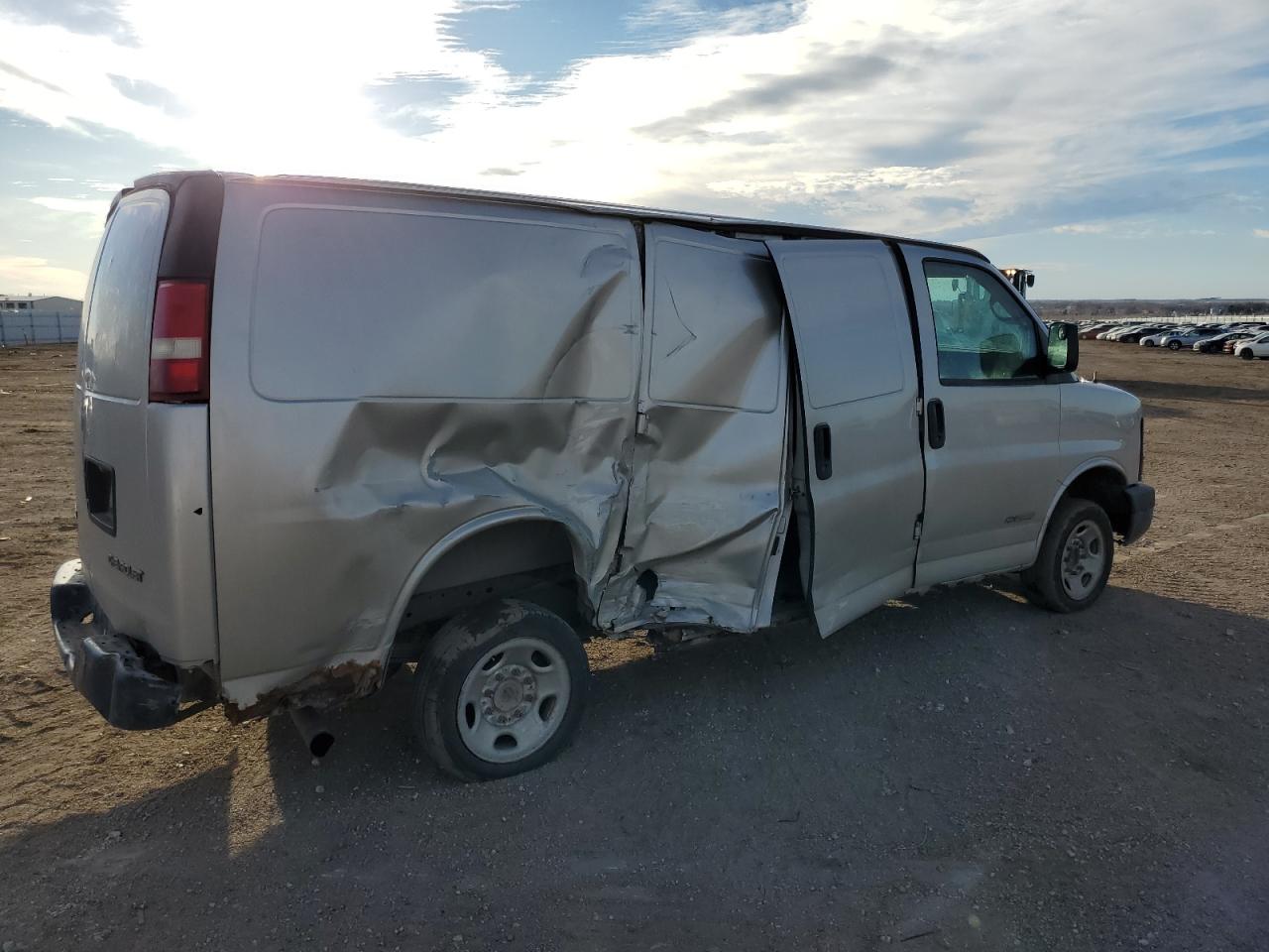 2005 Chevrolet Express VIN 1GCGG25V151211459 Copart auction photo, all over damage thumbnail 3