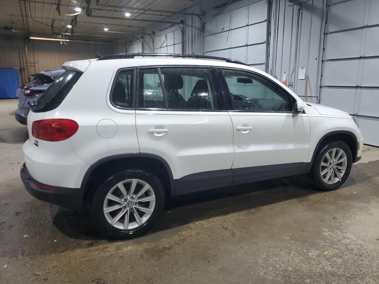 2017 Volkswagen Tiguan VIN WVGBV7AX8HK046086 Copart auction photo, front end / minor dent/scratches damage thumbnail 3