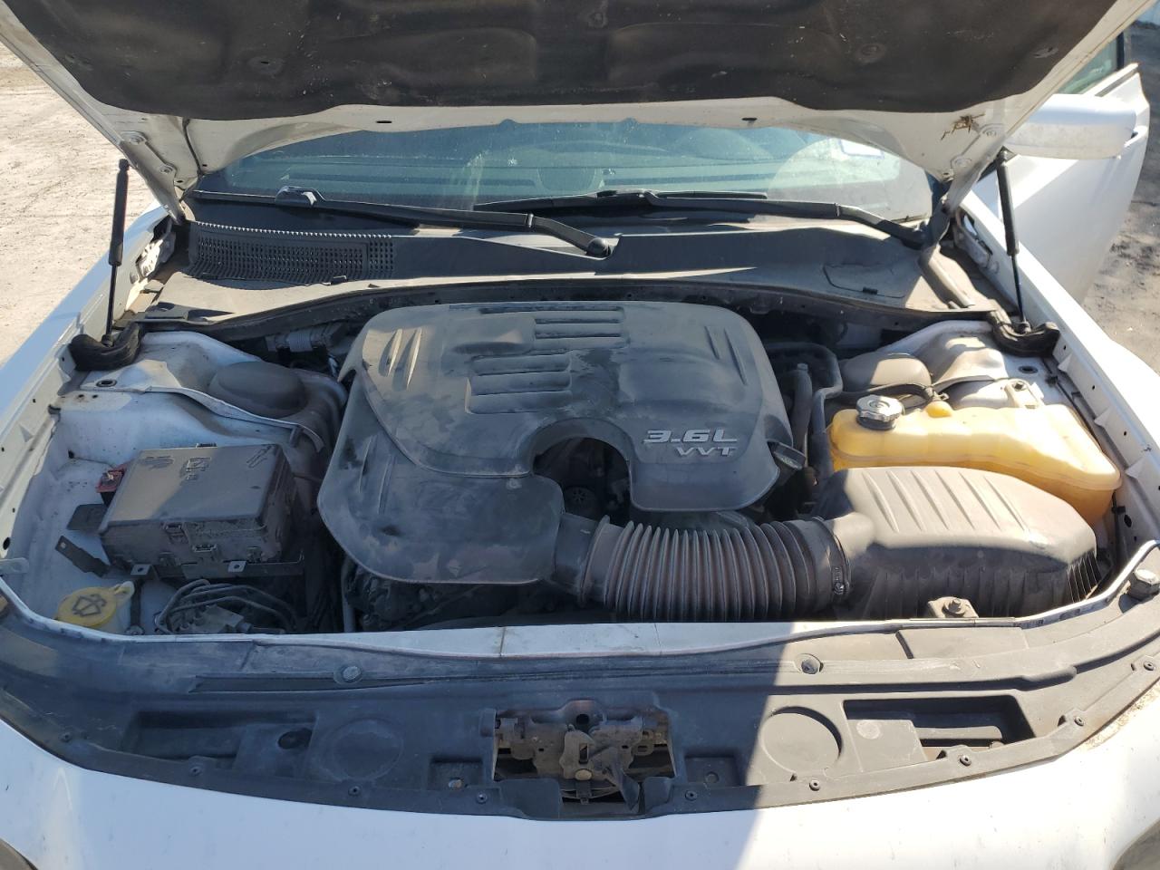 2019 Chrysler 300 VIN 2C3CCABG4KH516305 Copart auction photo, front end / minor dent/scratches damage thumbnail 11