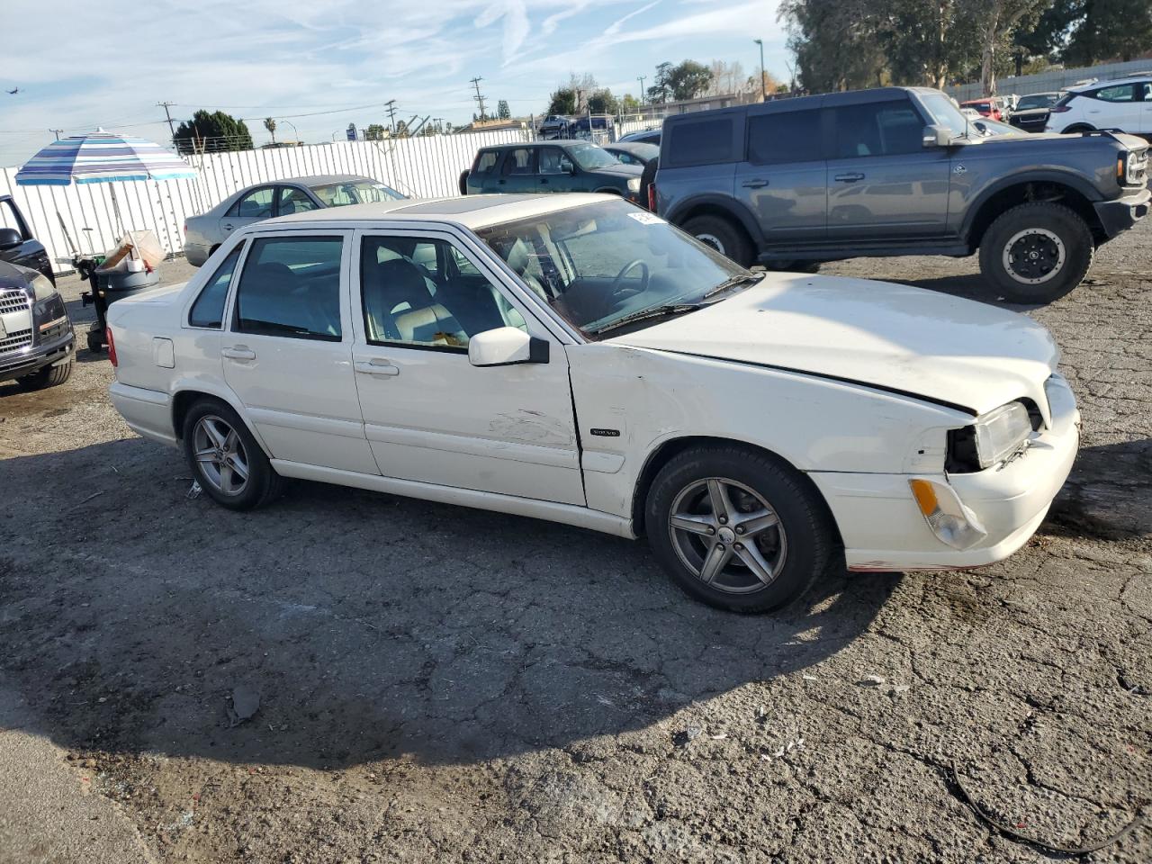 1998 Volvo S70 VIN YV1LS5674W2543724 Copart auction photo, front end / side damage thumbnail 4