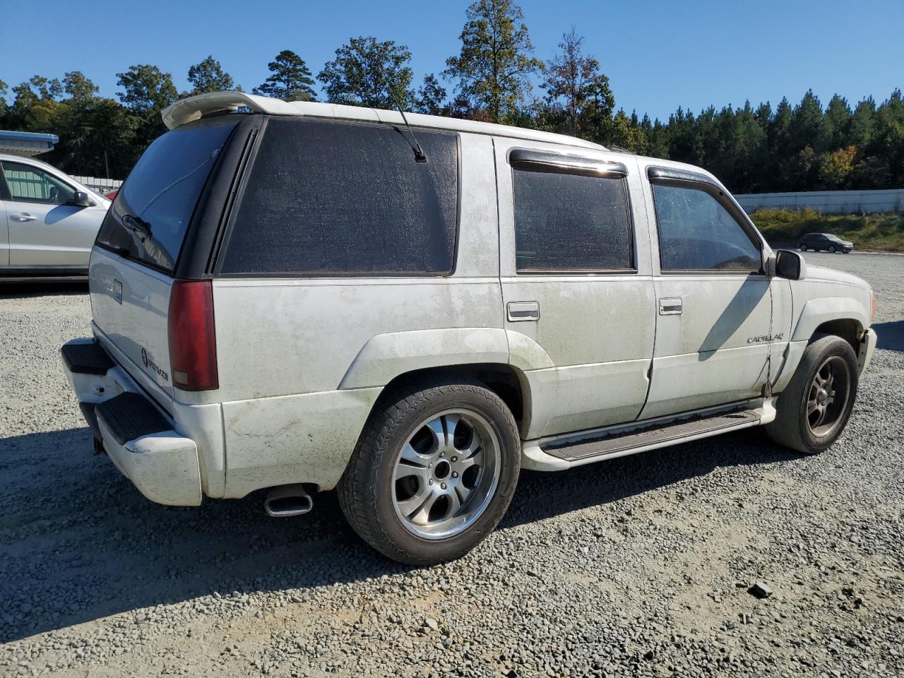 1999 Cadillac Escalade VIN 1GYEK13R8XR411548 Copart auction photo, top/roof damage thumbnail 3