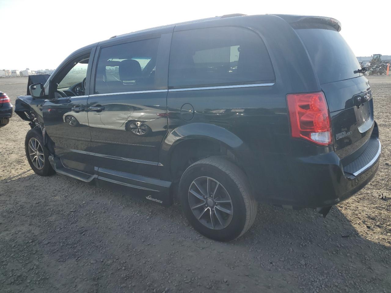 2017 Dodge Caravan VIN 2C4RDGCGXHR864133 Copart auction photo, front end / minor dent/scratches damage thumbnail 2