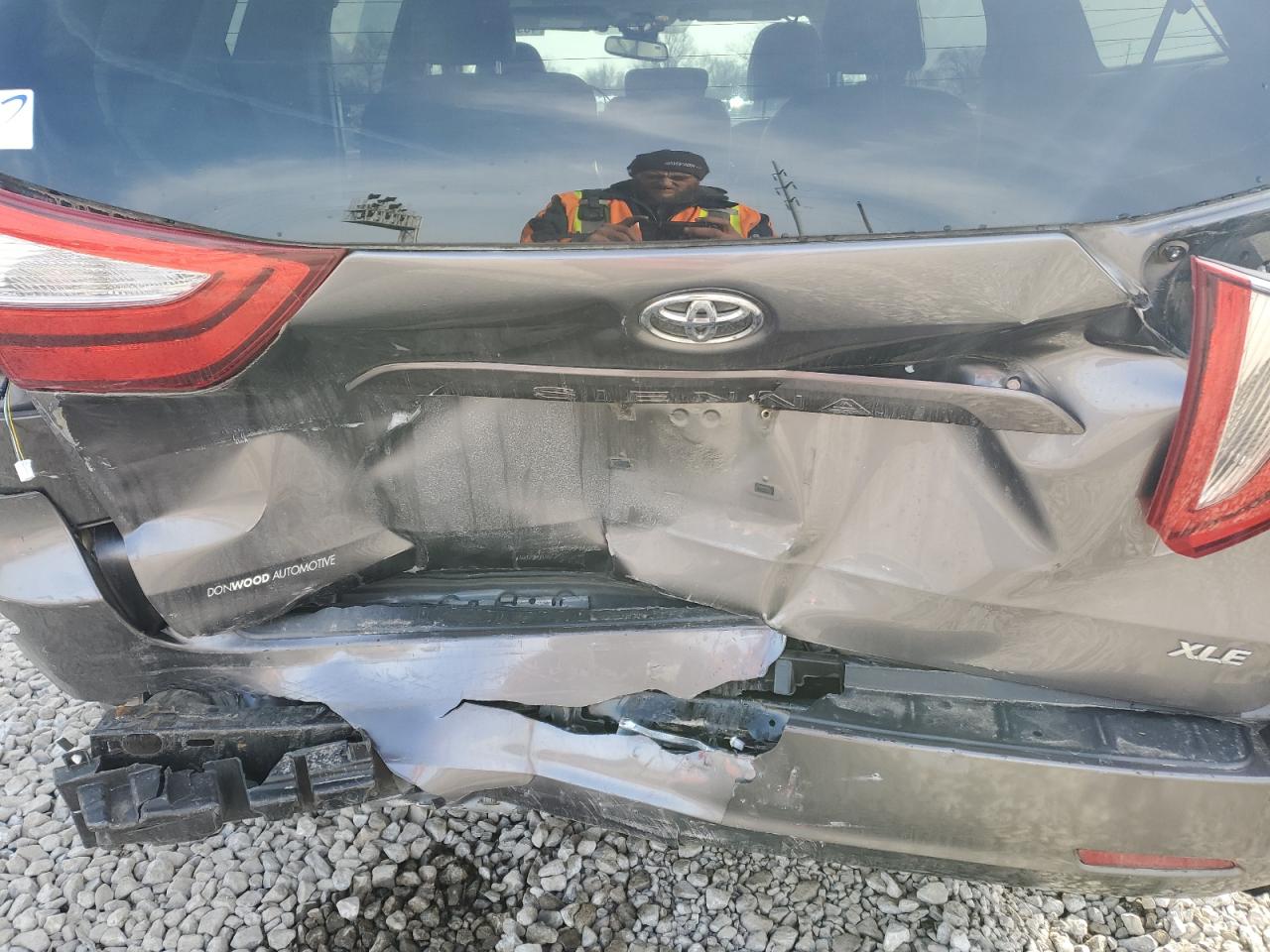 2018 Toyota Sienna VIN 5TDYZ3DC8JS911433 Copart auction photo, rear end damage thumbnail 9