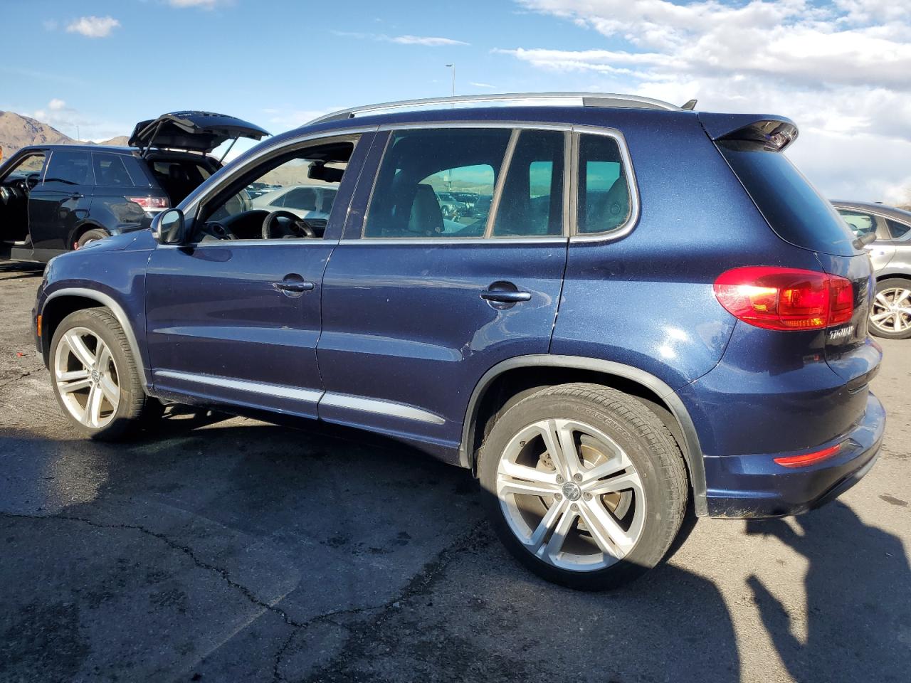 2016 Volkswagen Tiguan VIN WVGAV7AX4GW022113 Copart auction photo, minor dent/scratches damage thumbnail 2