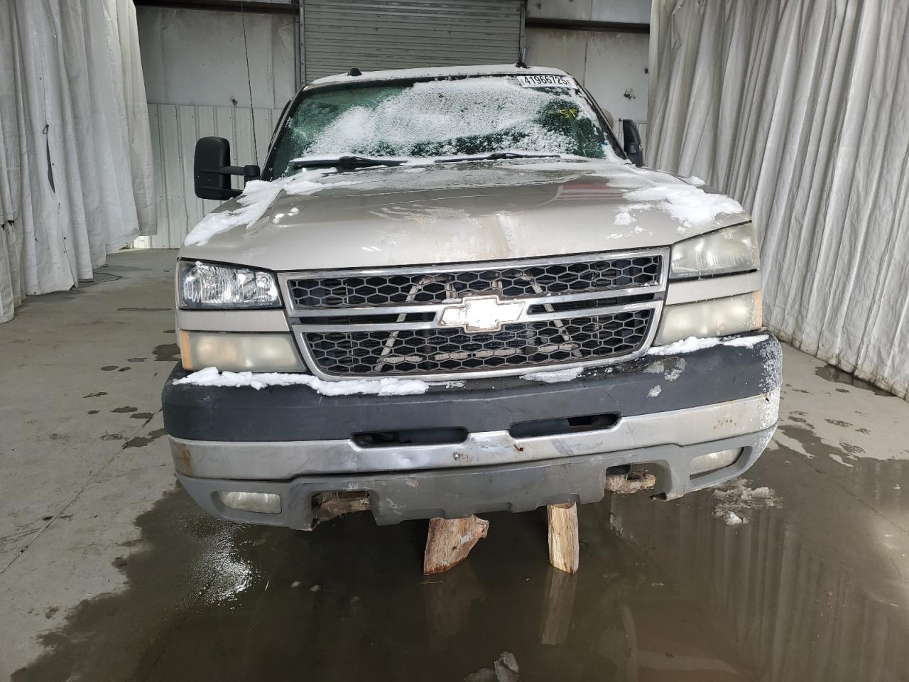 2005 Chevrolet Silverado VIN 1GCHK23285F860691 Copart auction photo, front end damage thumbnail 5