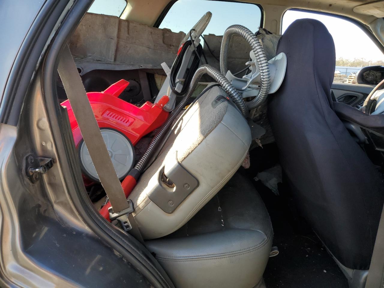 2005 Ford Escape VIN 1FMYU03145KA09304 Copart auction photo, all over damage thumbnail 11