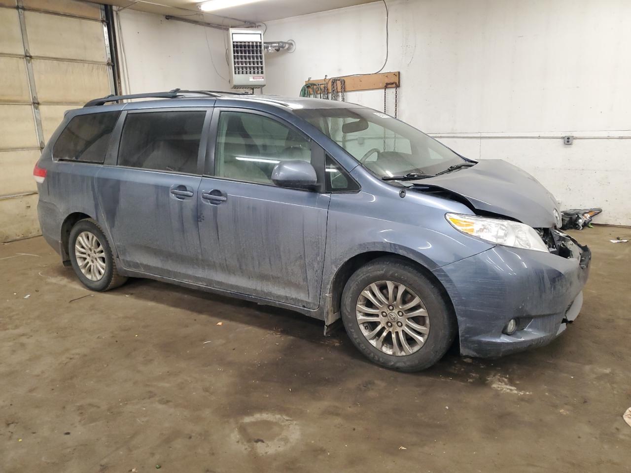 2014 Toyota Sienna VIN 5TDYK3DC1ES511384 Copart auction photo, front end damage thumbnail 4