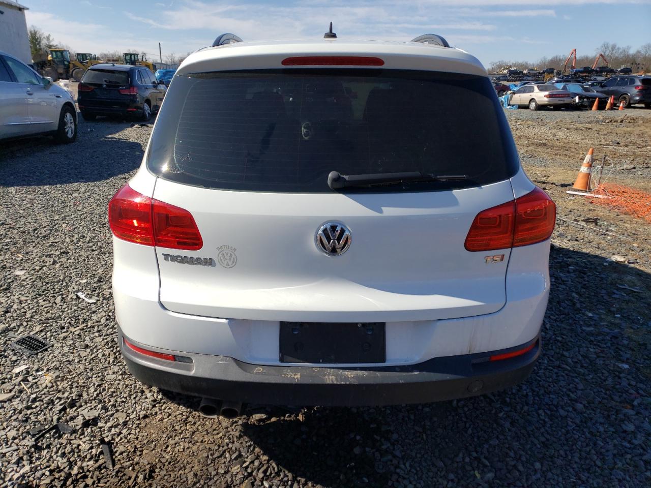 2016 Volkswagen Tiguan VIN WVGAV7AX1GW584924 Copart auction photo, side damage thumbnail 6