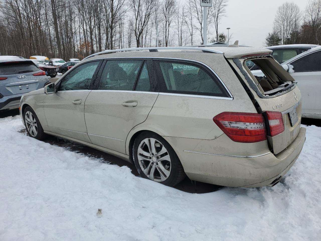2011 Mercedes-Benz E-klasse VIN WDDHH8HB3BA268902 Copart auction photo, rear end / minor dent/scratches damage thumbnail 2