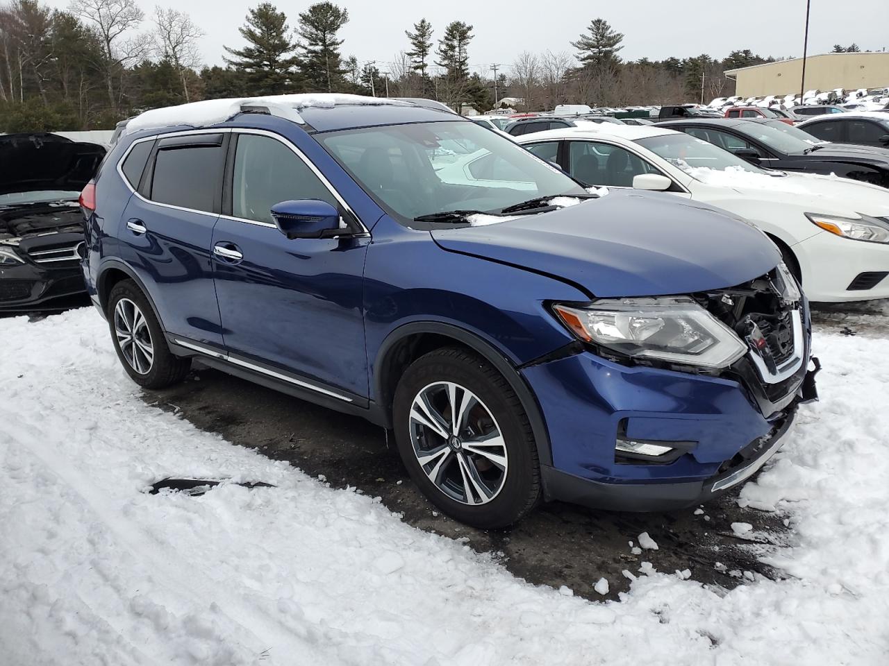 2017 Nissan Rogue VIN JN8AT2MVXHW005507 Copart auction photo, front end / minor dent/scratches damage thumbnail 4