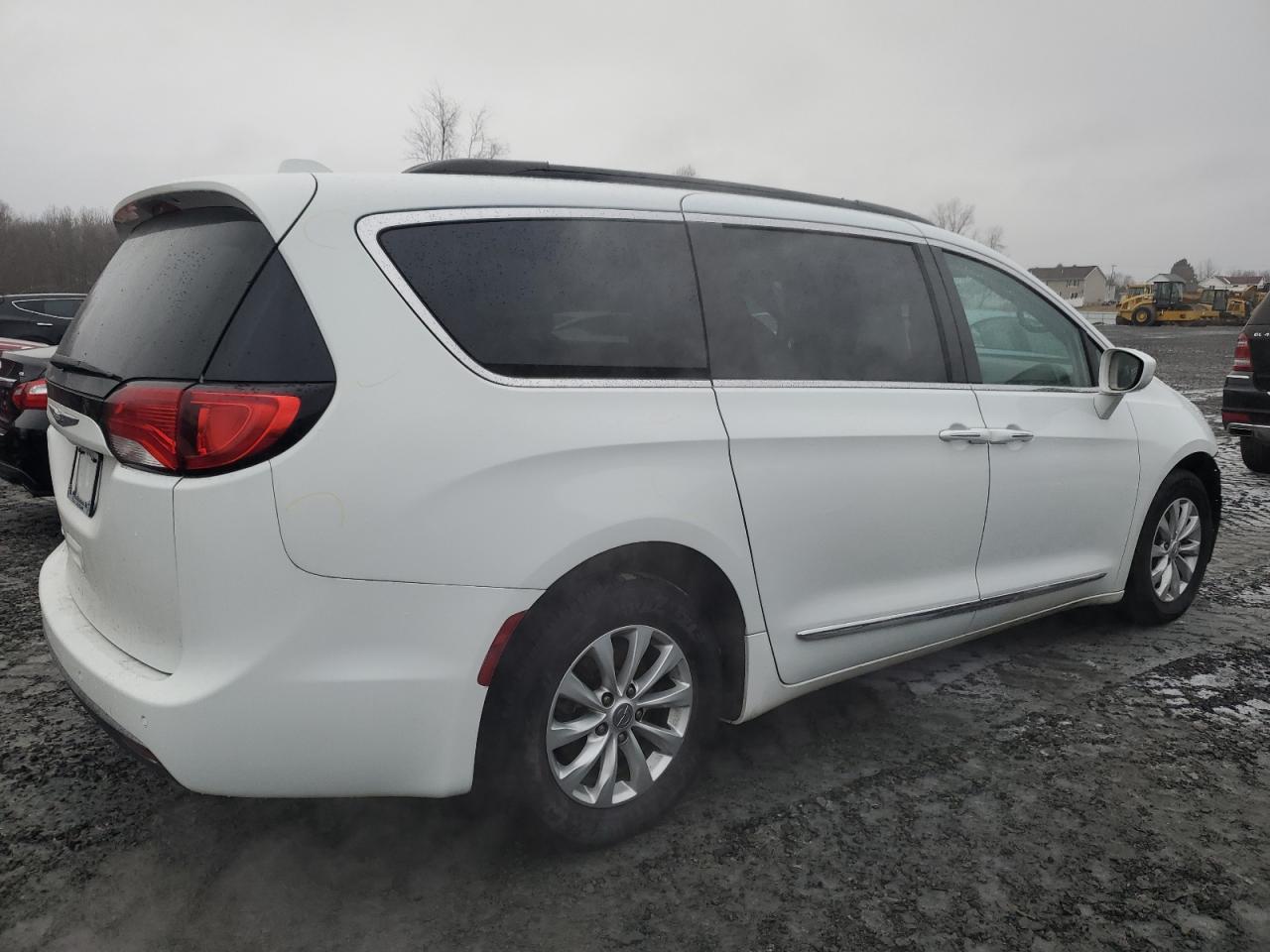 2017 Chrysler Pacifica VIN 2C4RC1BG0HR608228 Copart auction photo, front end / minor dent/scratches damage thumbnail 3