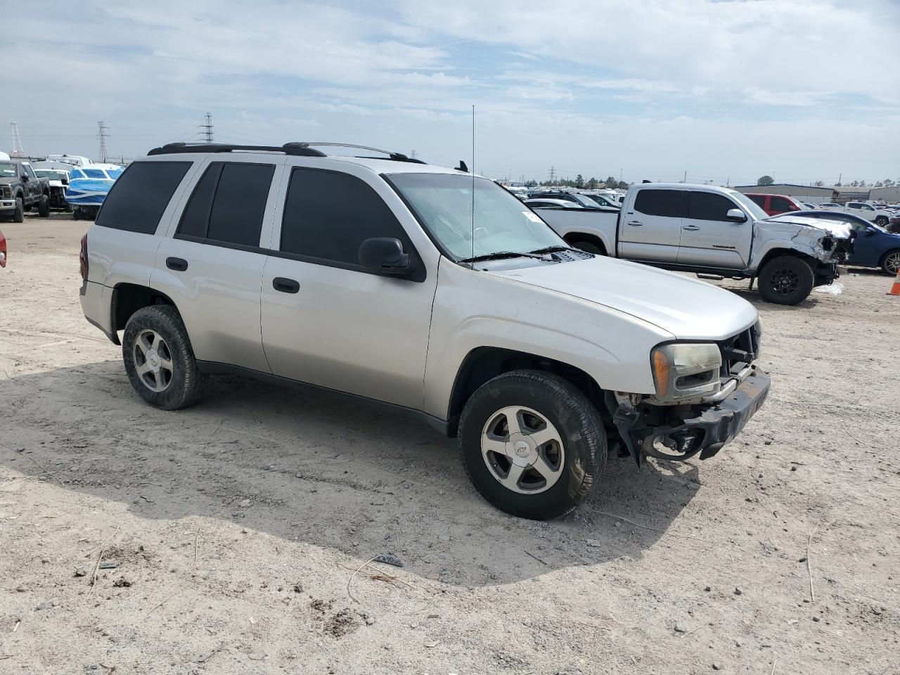 2006 Chevrolet TrailBlazer VIN 1GNDS13S262120966 Copart auction photo, front end / side damage thumbnail 4