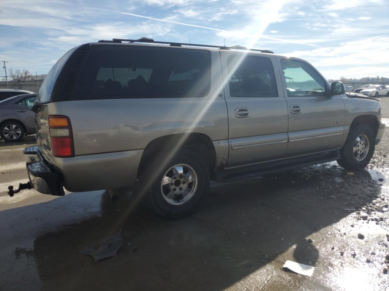2001 Chevrolet Suburban VIN 3GNFK16T11G105761 Copart auction photo, front end damage thumbnail 3