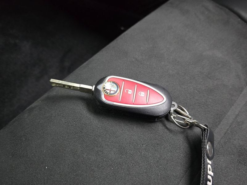 2017 Alfa Romeo 4C VIN KL90C3AAGHZ100000 Encar auction photo thumbnail 16