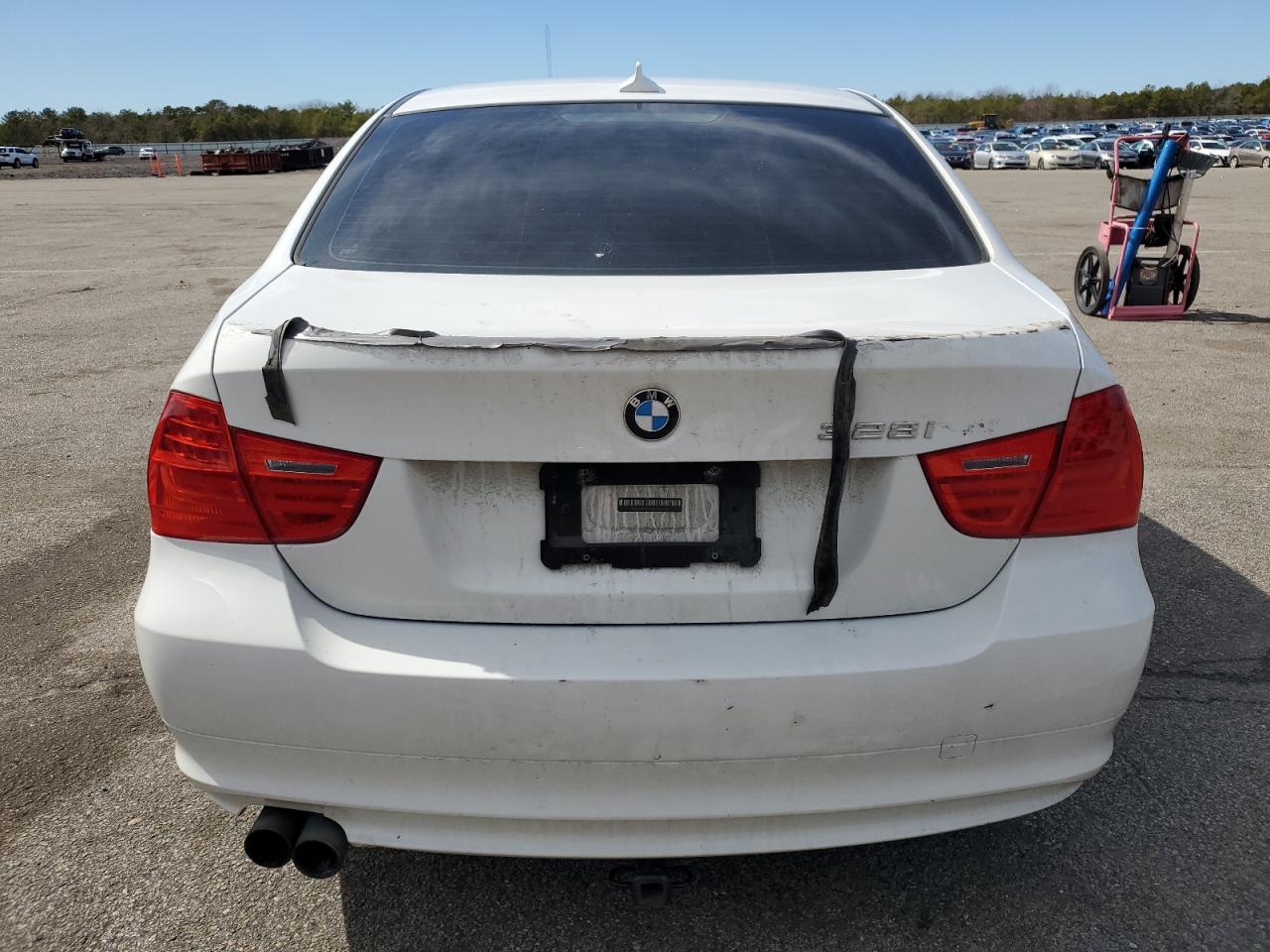 2011 BMW 3er VIN WBAPK5G56BNN24859 Copart auction photo, front end / minor dent/scratches damage thumbnail 6