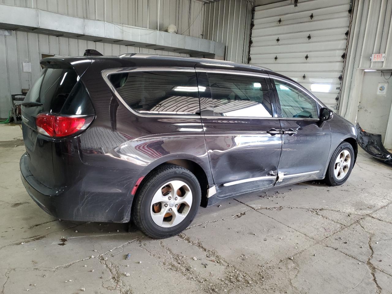 2017 Chrysler Pacifica VIN 2C4RC1EG6HR811586 Copart auction photo, front end / all over damage thumbnail 3