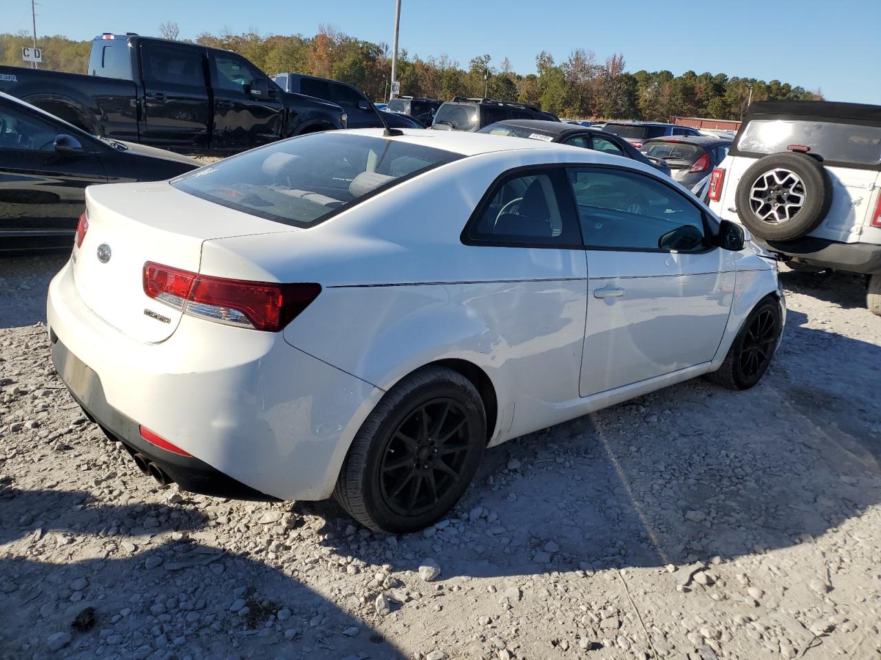 2011 KIA Forte VIN KNAFU6A20B5354704 Copart auction photo, front end / minor dent/scratches damage thumbnail 3