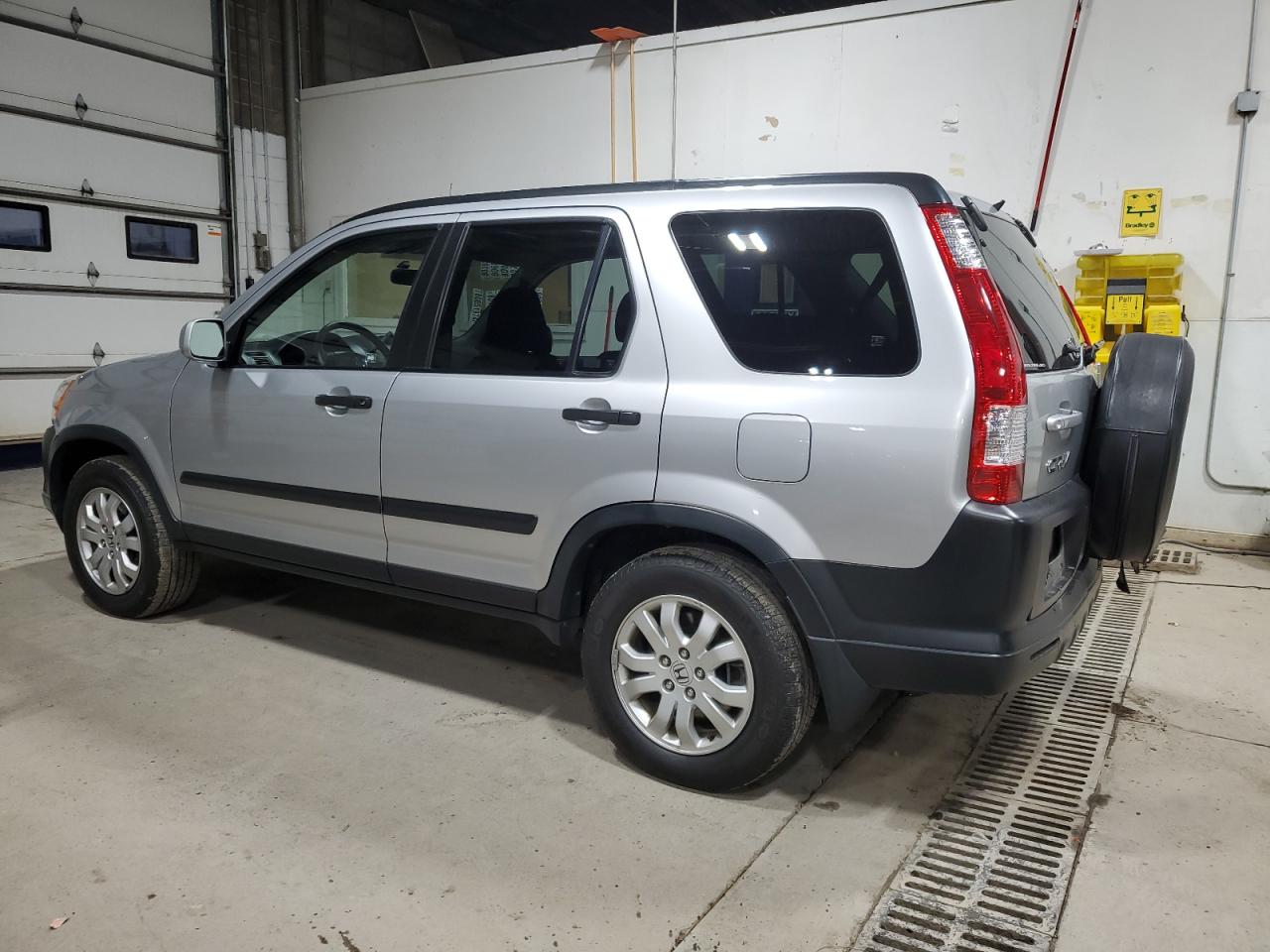 2006 Honda CR-V VIN JHLRD78836C040422 Copart auction photo, rear end / undercarriage damage thumbnail 2