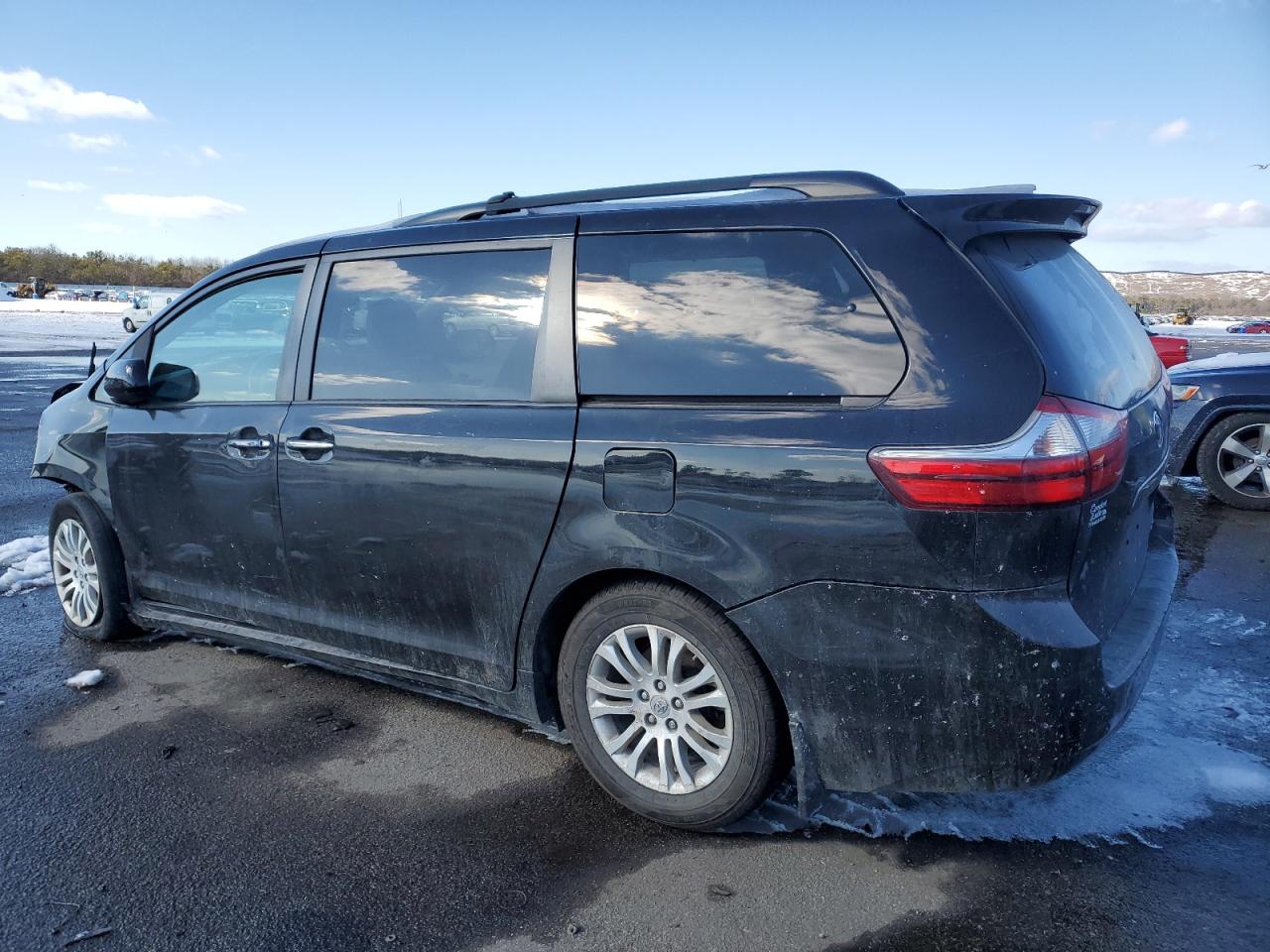 2017 Toyota Sienna VIN 5TDYZ3DC7HS867483 Copart auction photo, front end damage thumbnail 2