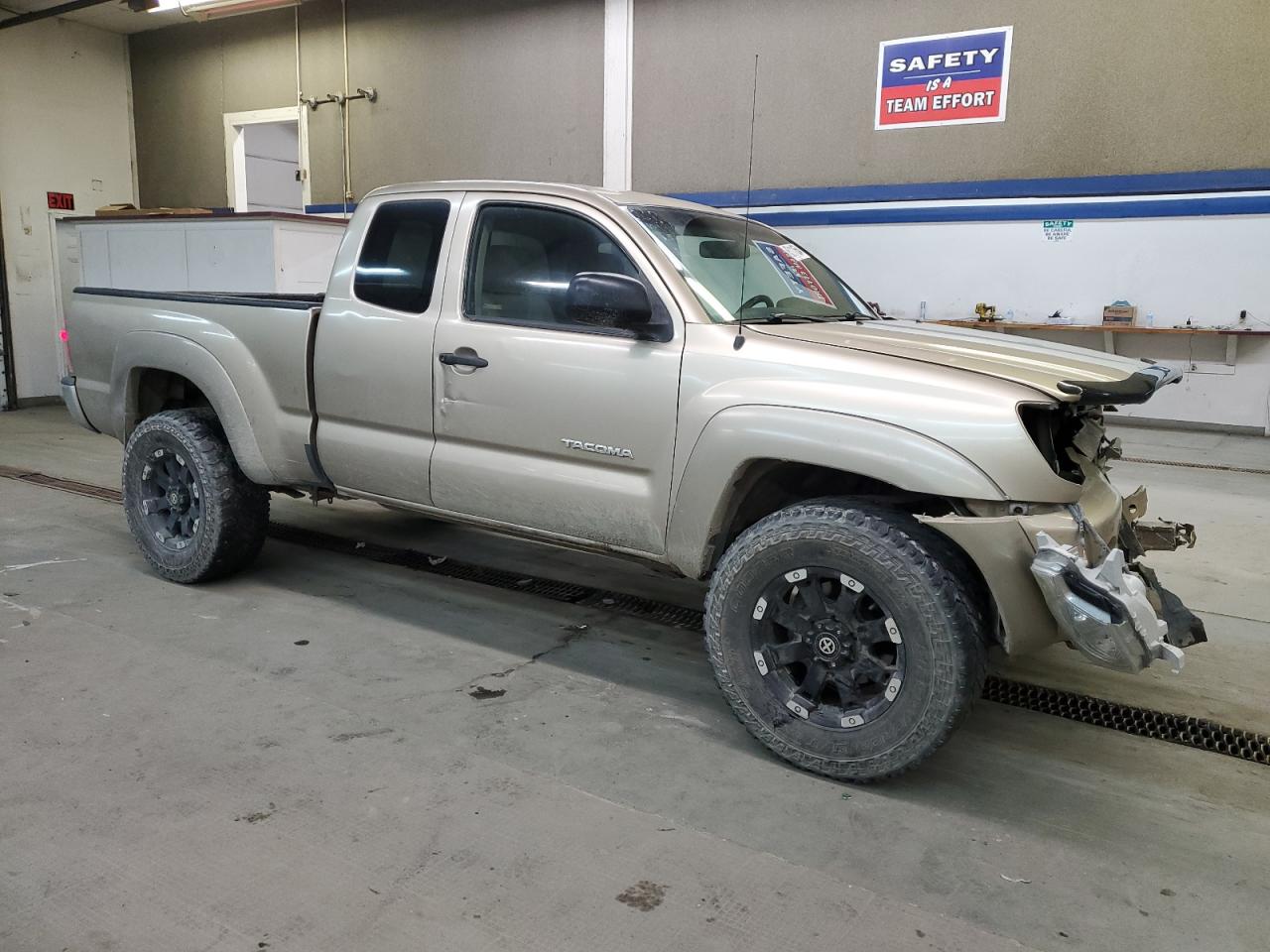2007 Toyota Tacoma VIN 5TEUU42N27Z365666 Copart auction photo, all over damage thumbnail 4