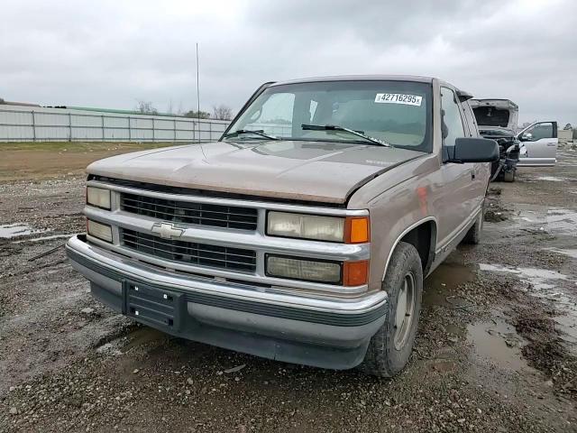 1996 Chevrolet GMT-400 VIN 2GCEC19R2T1151743 Copart auction photo, side / front end damage thumbnail 11