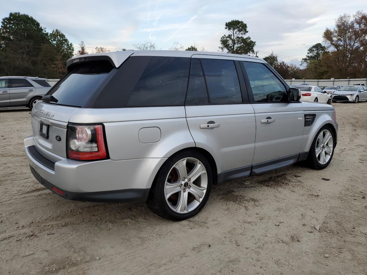 2012 Land Rover Range Rover VIN SALSK2D44CA718945 Copart auction photo, minor dent/scratches damage thumbnail 3