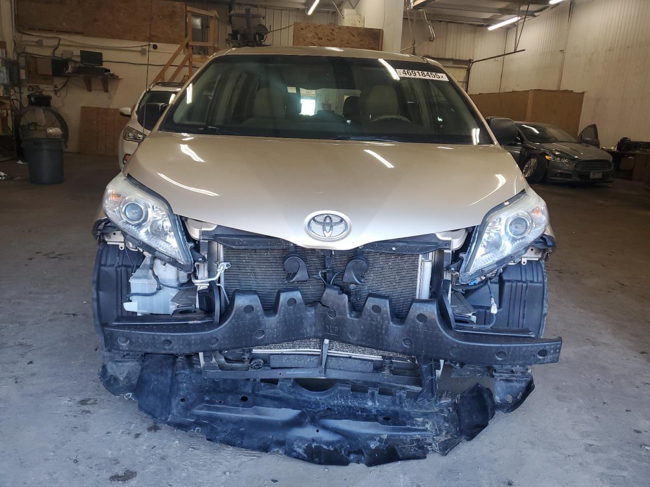 2013 Toyota Sienna VIN 5TDZK3DC1DS324357 Copart auction photo, front end / side damage thumbnail 5