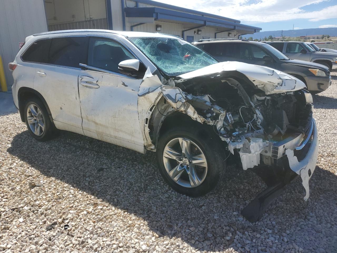 2015 Toyota Highlander VIN 5TDDKRFH9FS216299 Copart auction photo, front end / side damage thumbnail 4