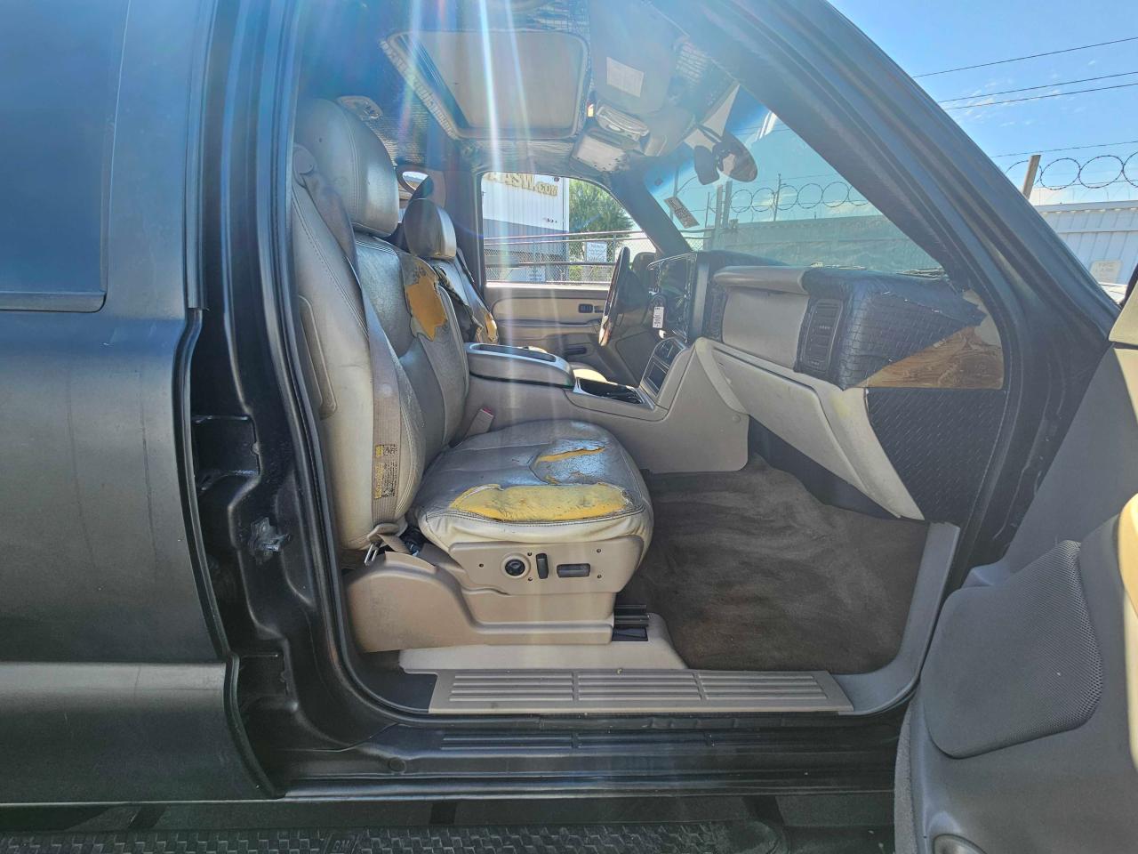2005 Chevrolet Avalanche VIN 3GNEK12ZX5G262362 Copart auction photo, minor dent/scratches / normal wear damage thumbnail 5