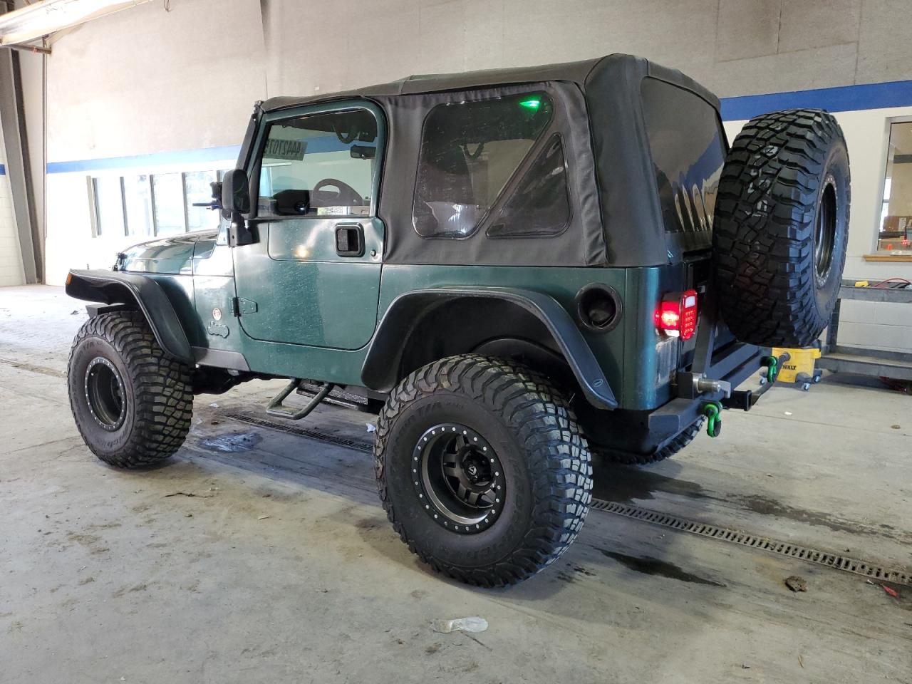 2000 Jeep Wrangler VIN 1J4FA49S3YP760214 Copart auction photo, front end / minor dent/scratches damage thumbnail 2