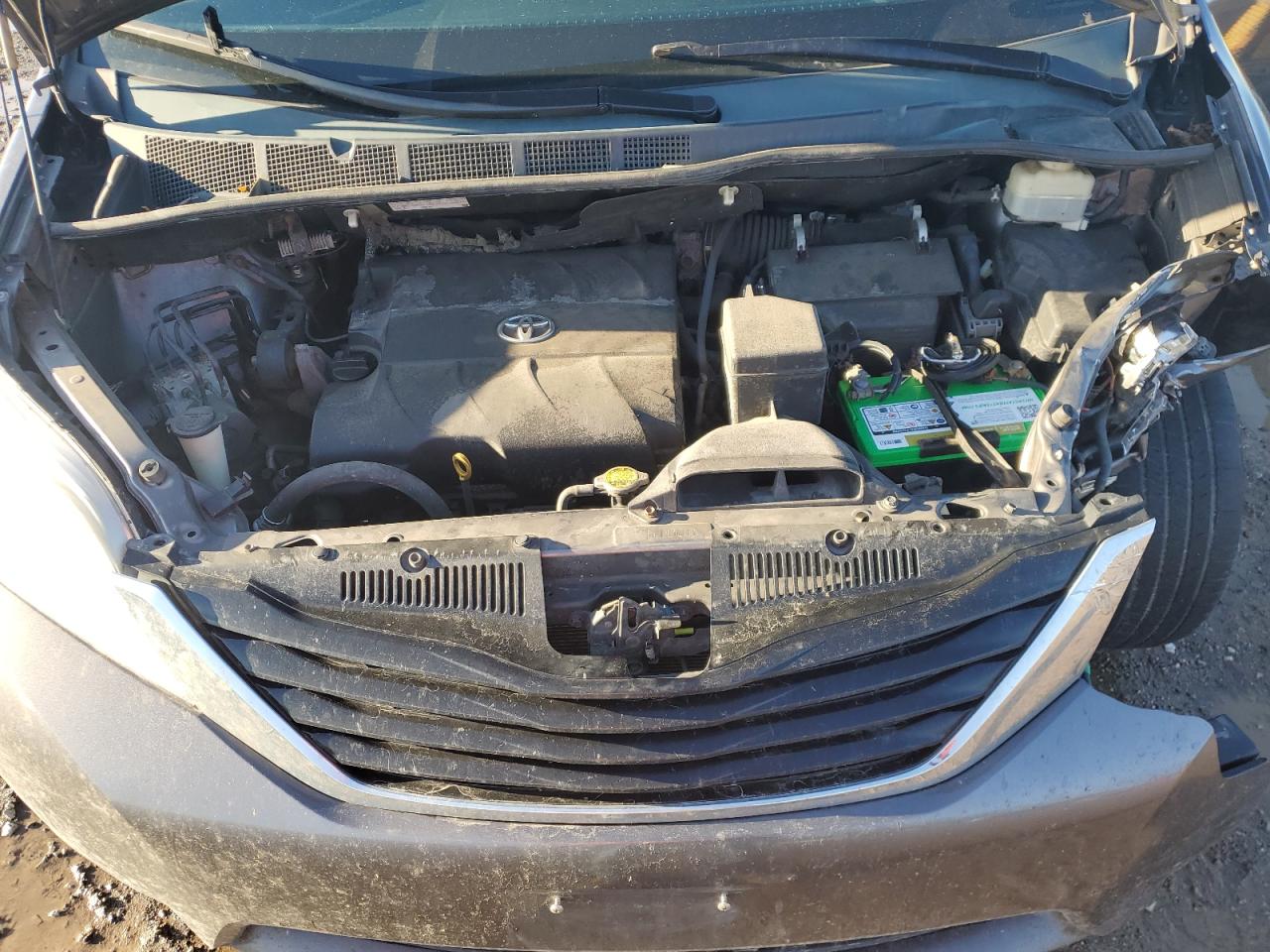 2011 Toyota Sienna VIN 5TDKK3DC3BS036922 Copart auction photo, front end / side damage thumbnail 14