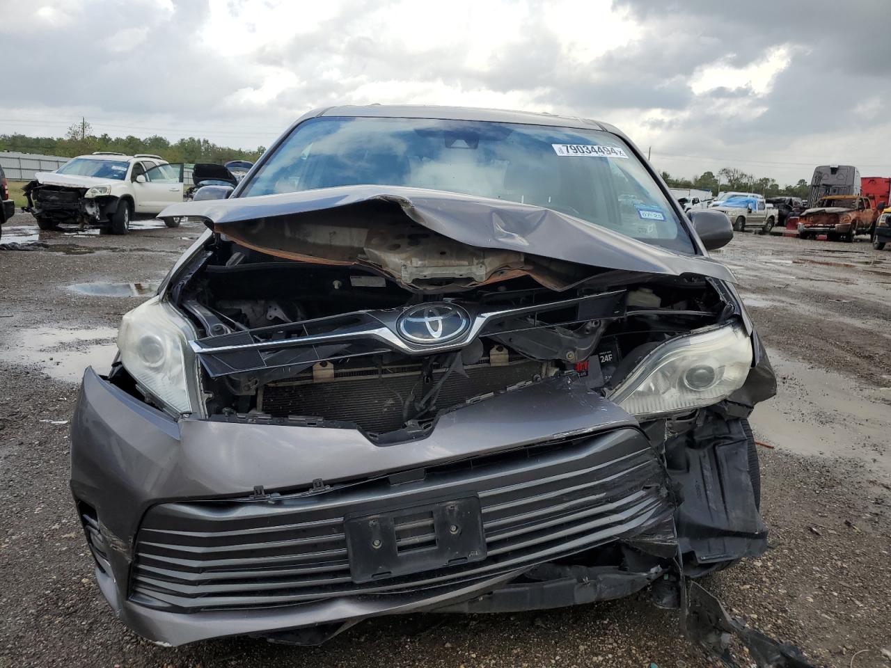 2019 Toyota Sienna VIN 5TDYZ3DC4KS020816 Copart auction photo, front end / minor dent/scratches damage thumbnail 5
