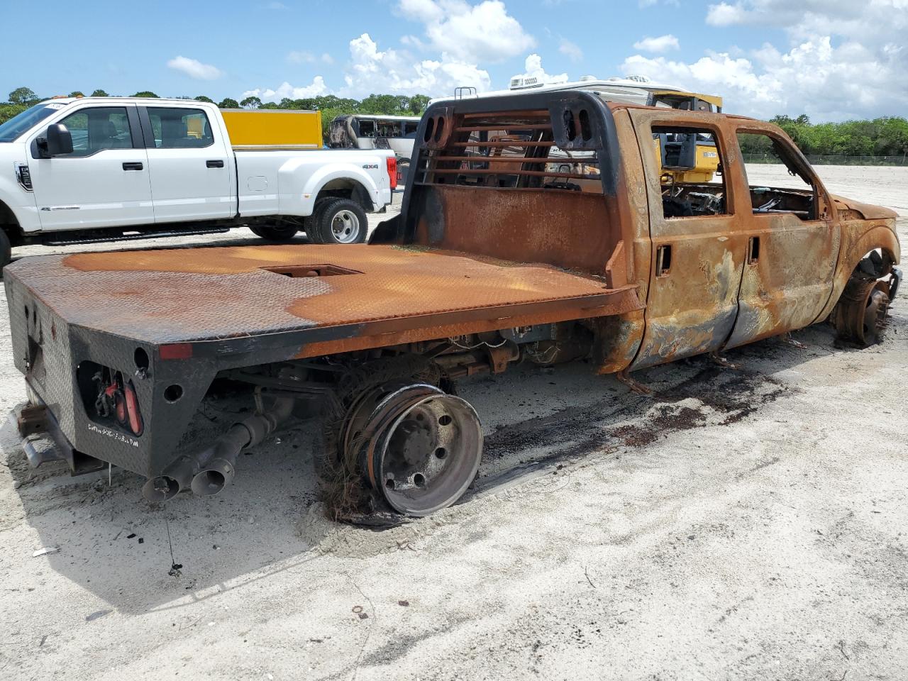 2016 Ford F450 VIN 1FT8W4DT5GEC67662 Copart auction photo, burn damage thumbnail 4