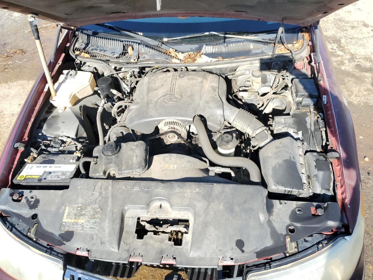 2000 Lincoln Town Car VIN 1LNHM81W1YY918390 Copart auction photo, front end damage thumbnail 11