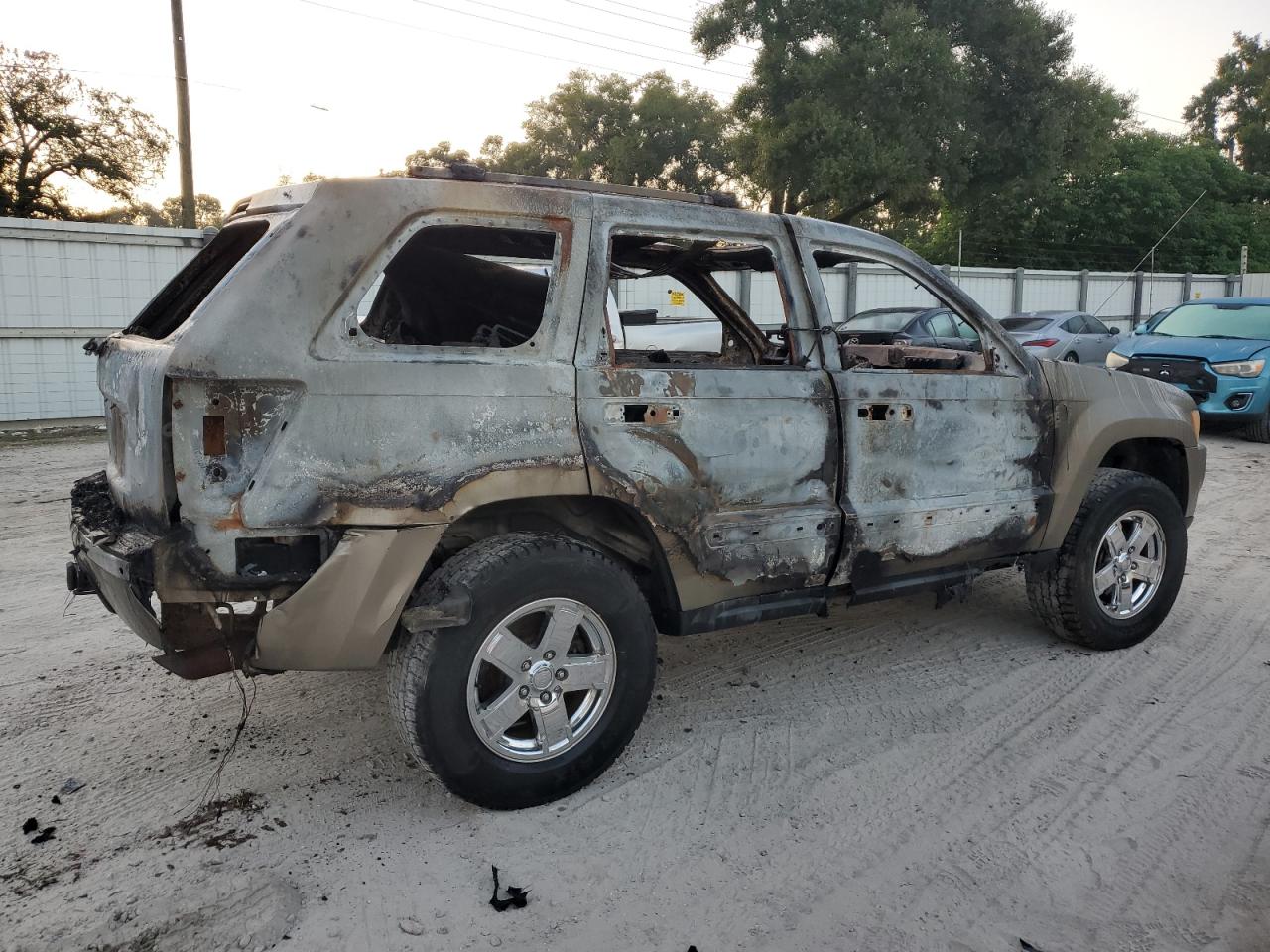 2005 Jeep Grand Cherokee VIN 1J4HR58235C727774 Copart auction photo, burn damage thumbnail 3