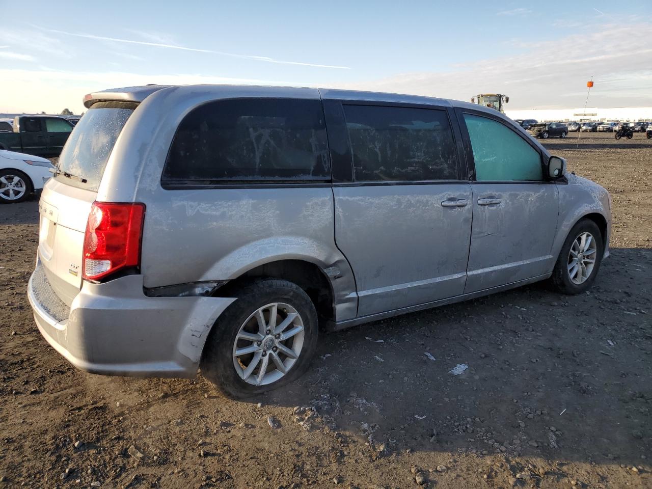 2019 Dodge Caravan VIN 2C4RDGEG0KR670604 Copart auction photo, side / front end damage thumbnail 3