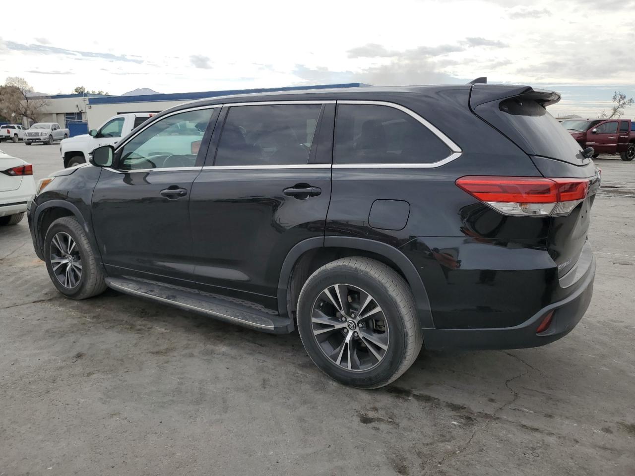 2018 Toyota Highlander VIN 5TDZZRFH2JS288696 Copart auction photo, front end damage thumbnail 2