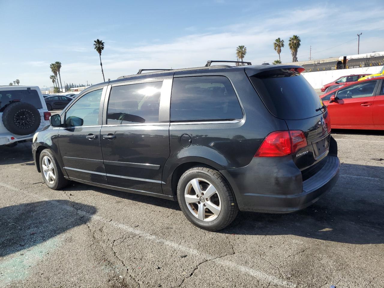 2011 Volkswagen Routan VIN 2V4RW5DG0BR669510 Copart auction photo, front end / minor dent/scratches damage thumbnail 2