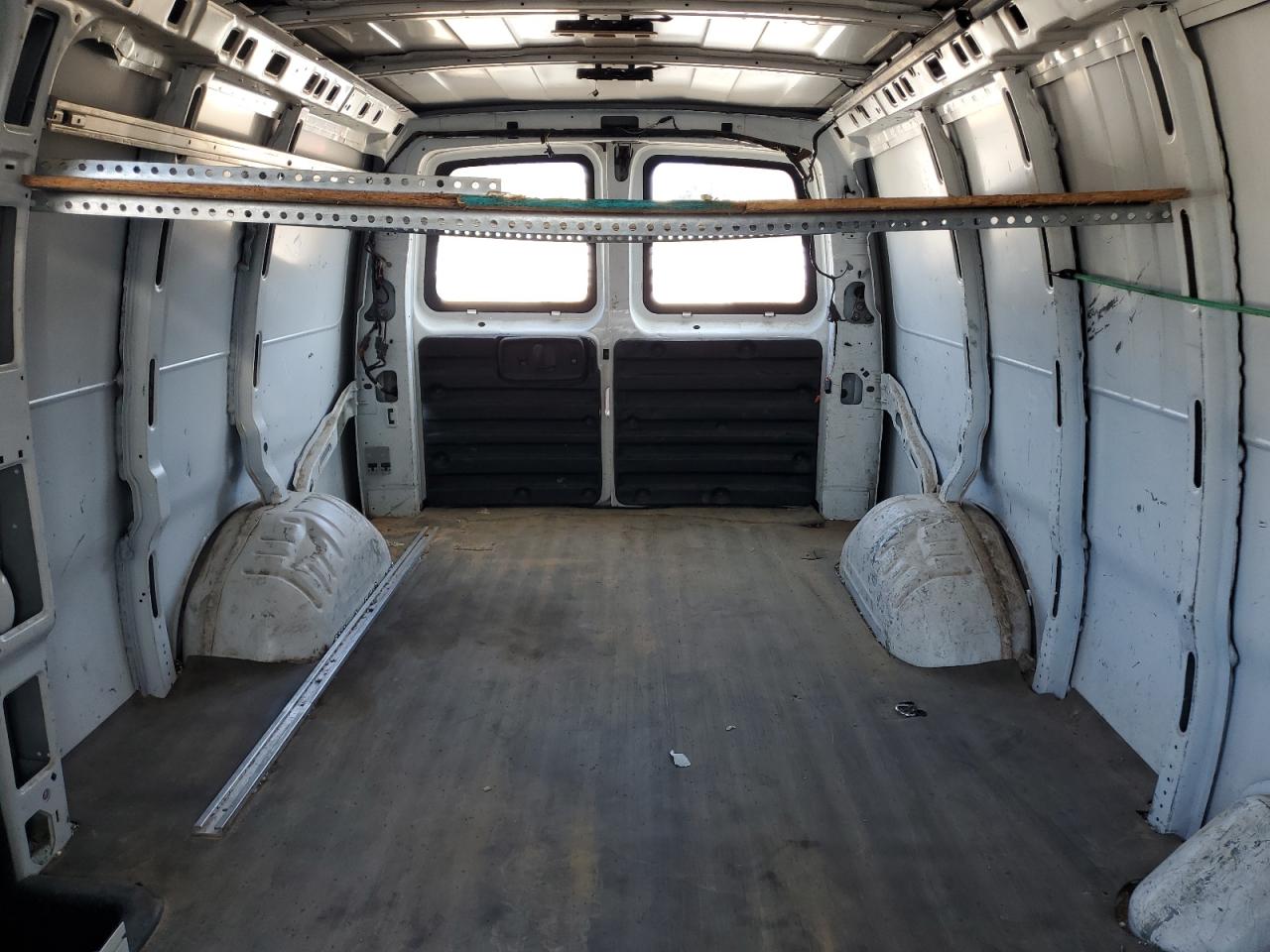 2017 Chevrolet Express VIN 1GCWGBFG5H1338540 Copart auction photo, normal wear / minor dent/scratches damage thumbnail 10