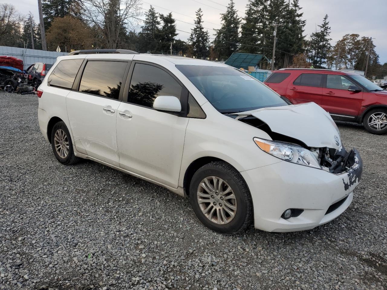 2015 Toyota Sienna VIN 5TDYK3DC7FS638500 Copart auction photo, front end damage thumbnail 4