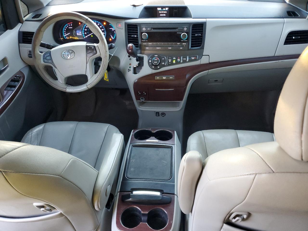 2014 Toyota Sienna VIN 5TDDK3DC3ES080870 Copart auction photo, side / minor dent/scratches damage thumbnail 8