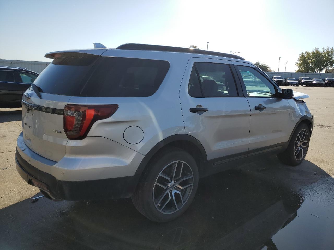 2017 Ford Explorer VIN 1FM5K8GT0HGA32282 Copart auction photo, front end / minor dent/scratches damage thumbnail 3