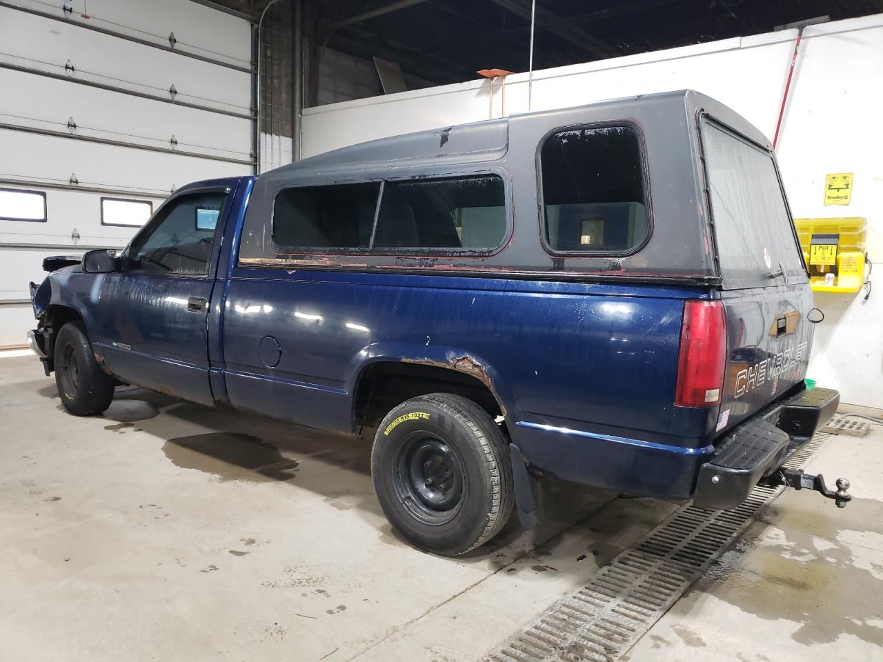 1998 Chevrolet GMT-400 VIN 1GCEC14W0WZ225332 Copart auction photo, front end damage thumbnail 2