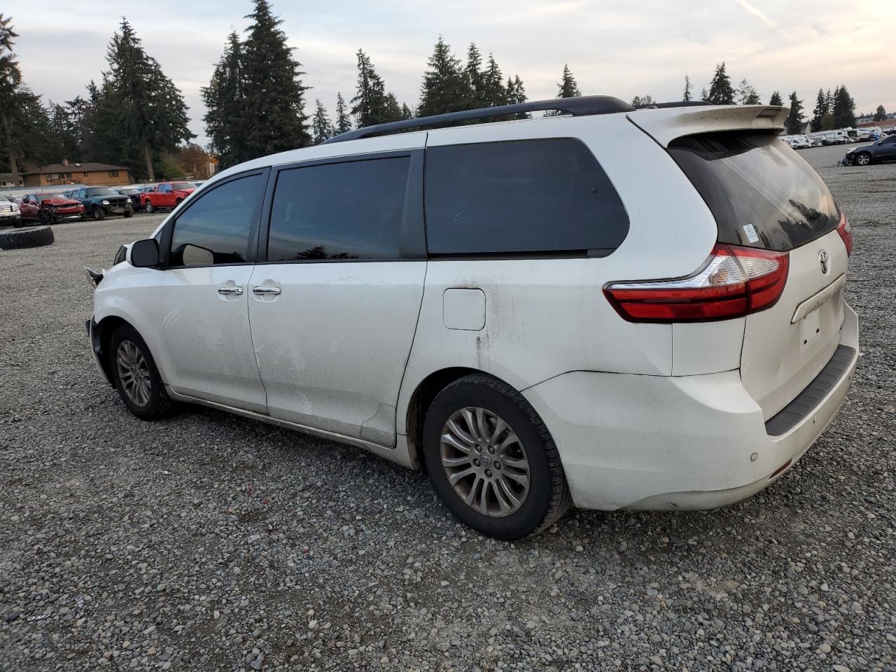 2015 Toyota Sienna VIN 5TDYK3DC7FS638500 Copart auction photo, front end damage thumbnail 2