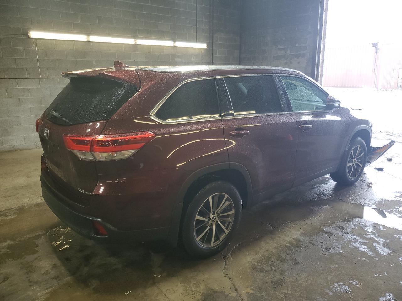 2019 Toyota Highlander VIN 5TDJZRFH2KS981752 Copart auction photo, front end / rear end damage thumbnail 3