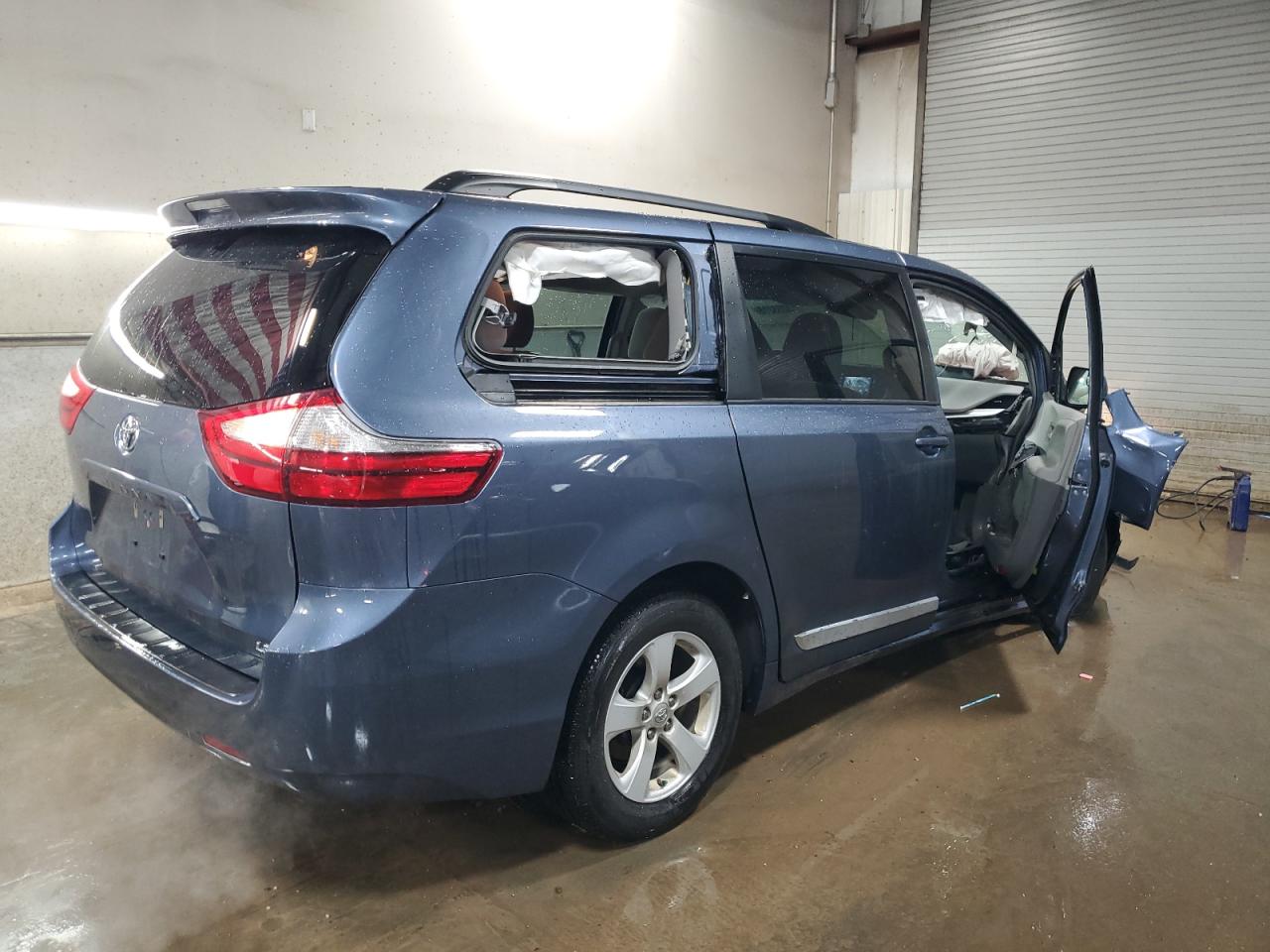 2017 Toyota Sienna VIN 5TDKZ3DCXHS772647 Copart auction photo, front end damage thumbnail 3