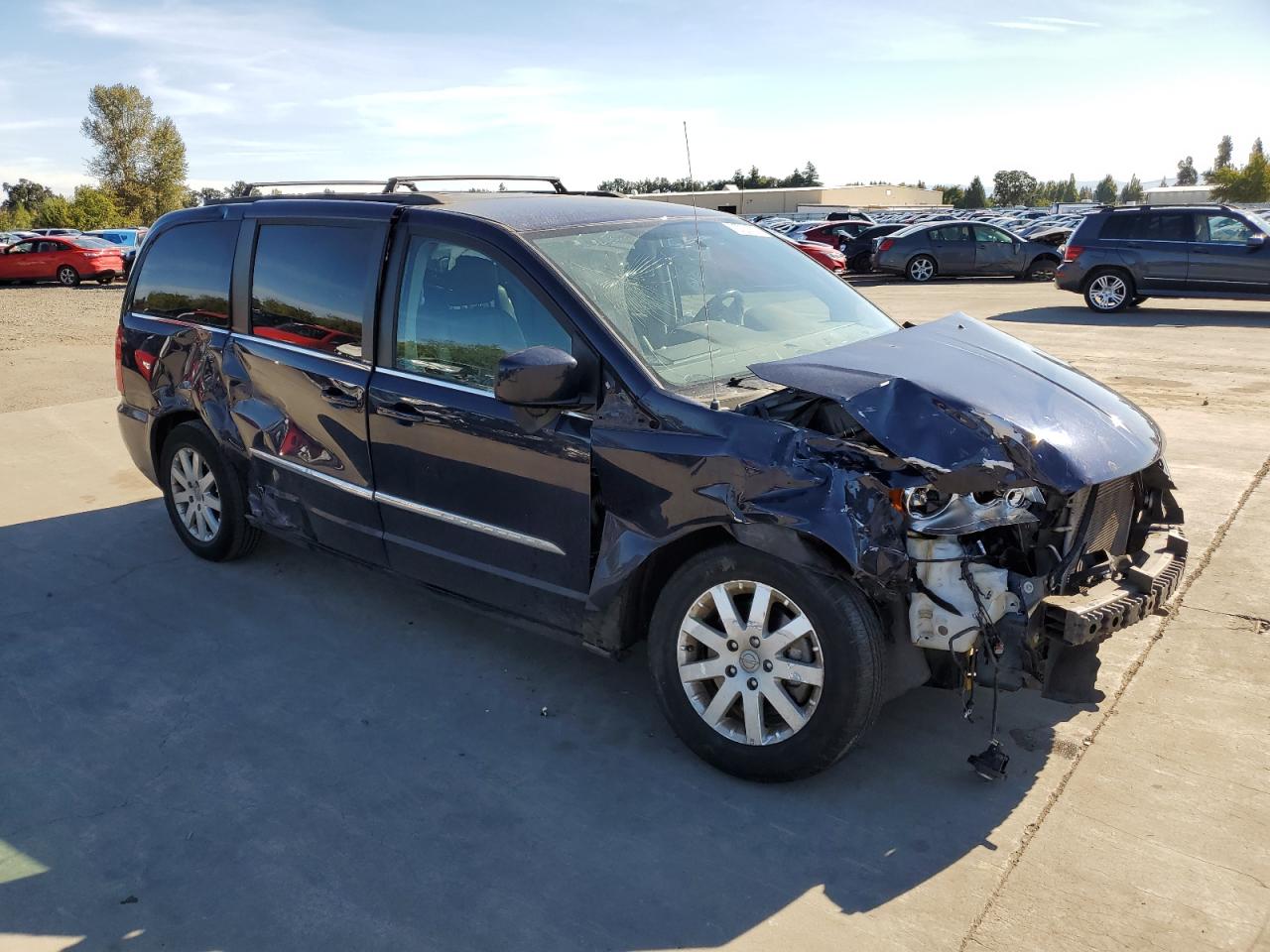 2013 Chrysler Town & Country VIN 2C4RC1BG3DR743746 Copart auction photo, front end / side damage thumbnail 4