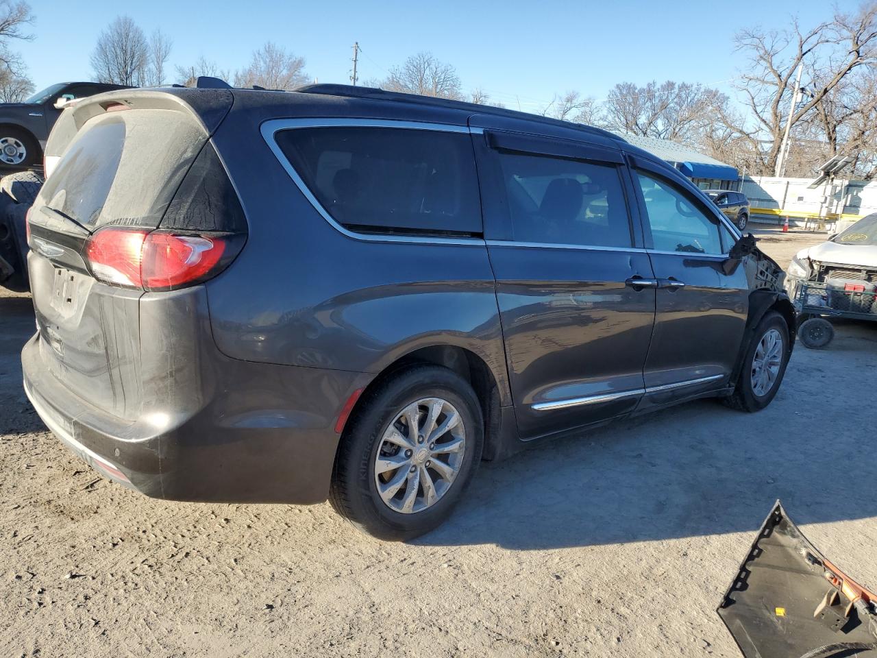 2017 Chrysler Pacifica VIN 2C4RC1BG7HR569315 Copart auction photo, front end / side damage thumbnail 3