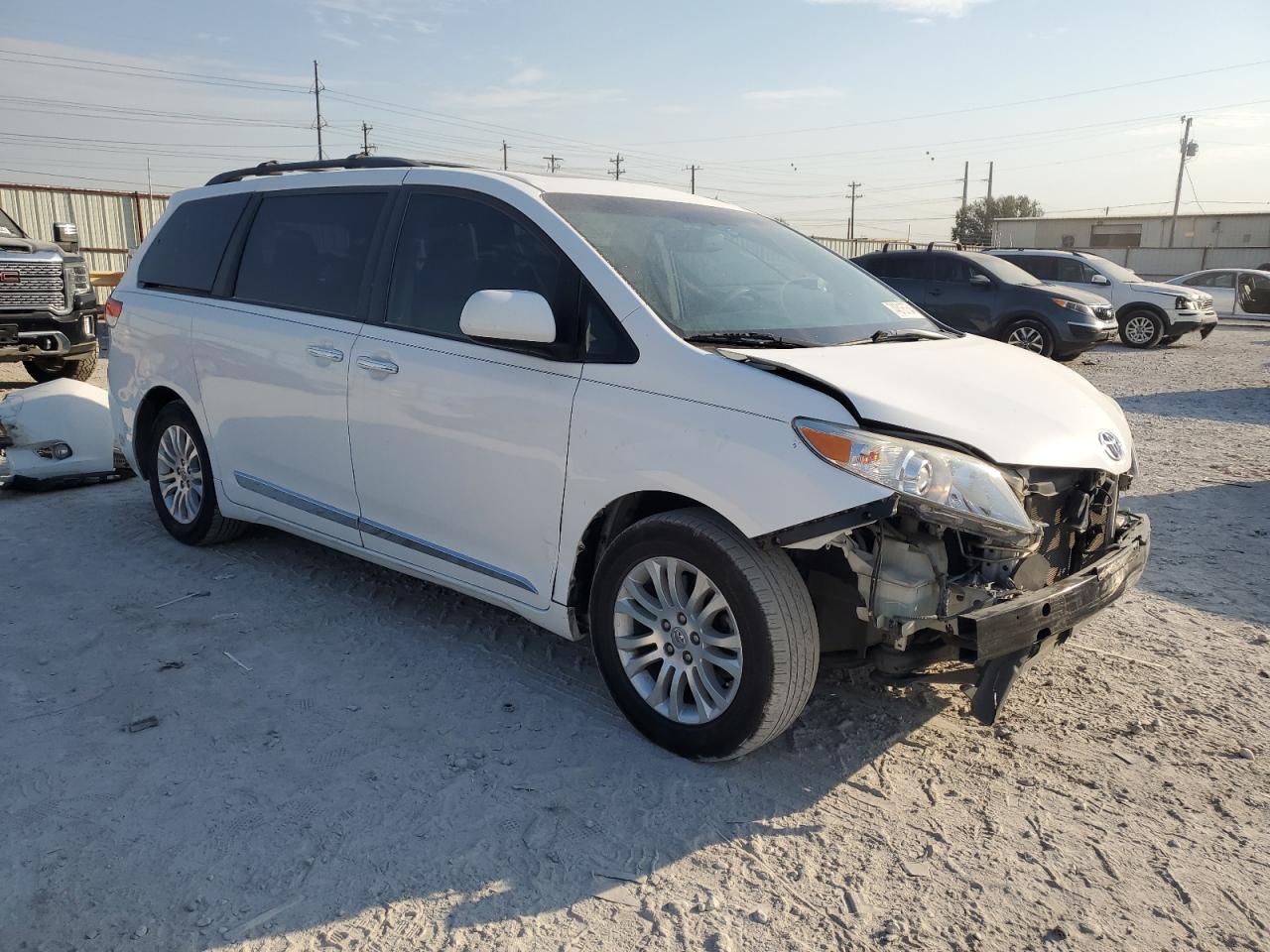 2011 Toyota Sienna VIN 5TDYK3DC9BS164768 Copart auction photo, front end / minor dent/scratches damage thumbnail 4